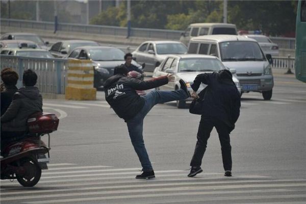 夢見自己踢別人 踢東西